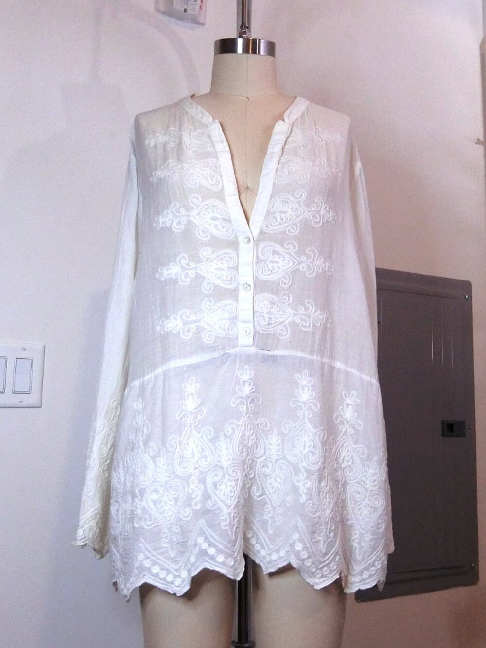 Dreamy white embroidered tunic by Tienda Ho Ibiza 🤍